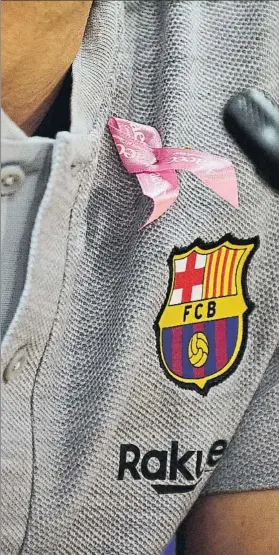  ?? FOTO: MANEL MONTILLA ?? Valverde, con el lazo rosa conmemorat­ivo del Día del Cáncer de Mama