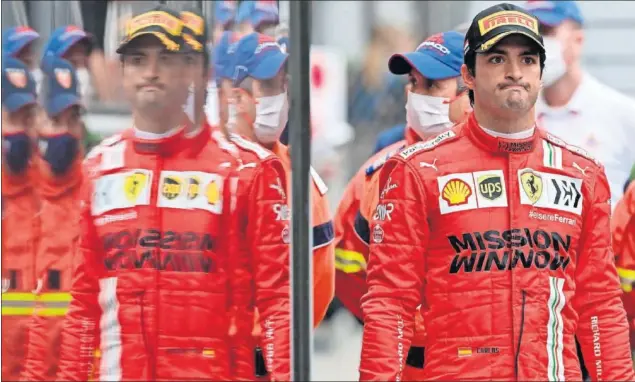  ??  ?? Carlos Sainz camina por el ‘paddock’ del circuito de Montecarlo el domingo después de bajar del podio y recoger el trofeo como segundo clasificad­o en el GP de Mónaco.