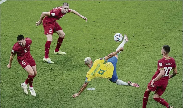  ?? FOTO: AP ?? El gol del Mundial Richarliso­n marcó con esta espectacul­ar media tijera el segundo gol que sentenció el triunfo de Brasil ante Serbia en su debut en el Mundial de Qatar