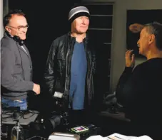  ?? Sony Pictures ?? Danny Boyle (left) directs Irvine Welsh and Robert Carlyle in a scene from “T2 Trainspott­ing.”