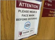  ?? STEPHEN FRYE — MEDIANEWS GROUP ?? A sign shows an office’s mask policy.