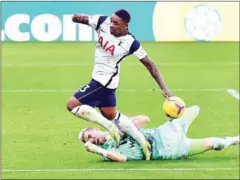  ?? AFP ?? Crystal Palace’s Spanish goalkeeper Guaita (right) dives to block a goal attempt by Tottenham Hotspur’s Dutch midfielder Bergwijn.
