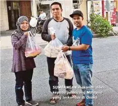  ??  ?? SUMBANGAN makanan diberi kepada pelancong Malaysia yang terkandas di Osaka.