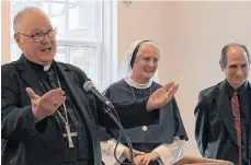  ?? /EDWIN MARTÍNEZ ?? Cardenal Timothy Dolan, junto a la hermana Inés Agnes y Chris Bell.