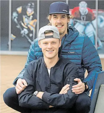  ?? Foto: MAFRA ?? Dvojka z Benátek Josef Kořenář (vpředu) a Aleš Stezka sní o NHL. Zatím kousek od Prahy.