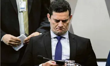  ?? /Agência Senado ?? O ministro Sergio Moro mexe com o celular durante audiência no Senado Pedro França - 19.jun.19