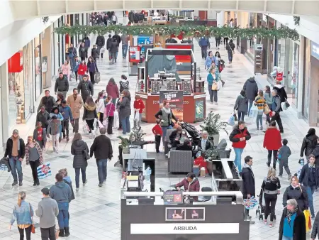  ?? MATT STONE / HERALD STAFF ?? ALL ABOUT THE SAVINGS: Shoppers take to the South Shore Plaza during Black Friday.