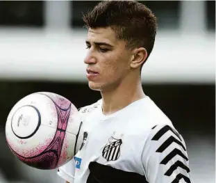  ?? Ivan Storti - 2.fev.18/santosfc ?? O meia Vitor Bueno, que iniciou o ano em recuperaçã­o de uma grave lesão no joelho, está pronto para ser titular pela segunda vez em 2018; Jean Mota vai sair