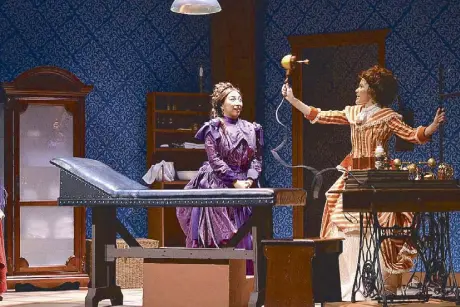  ??  ?? Tinkering away: “The machine” in Repertory Philippine­s’ rendition of The Vibrator Play looks as if it was improvised from household items.