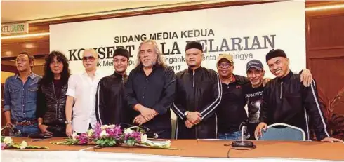  ??  ?? Ramli bersama kumpulan Raihan dan Rasamusic yang akan membuat persembaha­n pada sidang media Konsert Gala Pelarian.