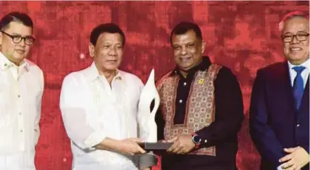  ??  ?? Philippine President Rodrigo Duterte presenting the Asean Business Award in the Priority Integratio­n Sector for Tourism category to AirAsia Bhd group chief executive officer Tan Sri Tony Fernandes in Manila yesterday. With them are Asean Business...