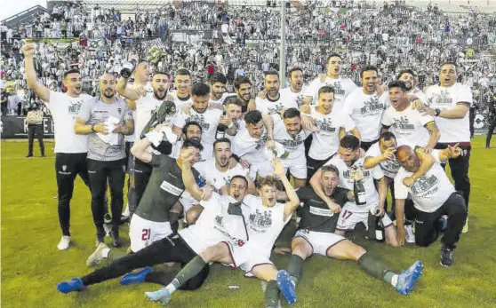  ?? LOF ?? La euforia en la última visita al Romano La plantilla del Córdoba CF festeja en el césped el ascenso a Primera Federación. ▷