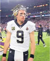 ?? JEFF ROBERSON/ASSOCIATED PRESS ?? Saints quarterbac­k Drew Brees walks off the field after New Orleans’ 29-24 loss to the Vikings. Brees had helped the Saints take a 24-23 lead with 25 seconds remaining.