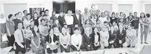  ??  ?? UNTUK ALBUM: Ibu bapa dan pesakit merakam kenangan bersama Yeoh, Dr Kim, Dr Joseph (berdiri, tengah), pakar-pakar bedah, jururawat kanan, para penyumbang serta kakitangan Hospital Columbia Asia.