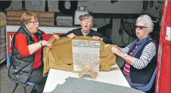  ?? 01_B25craft04 ?? Liz Dale, Mhairi MacMillan and Jean Glen sing traditiona­l Gaelic waulking songs as they waulk the tweed.