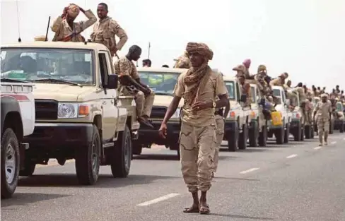  ??  ?? ASKAR Sudan yang menyertai tentera pakatan diketuai Arab Saudi di Yaman berkumpul di pinggir Hodeidah kelmarin menjelang serangan besar-besaran untuk menawan bandar berkenaan. - EPA
