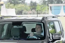  ?? ERNESTO RODRIGUES/ESTADÃO ?? Visita. Flávio Bolsonaro deixa o Alvorada após encontrar o pai