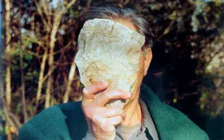  ??  ?? Ritratto Jimmie Durham, «Self-Portrait Pretending to Be a Stone Statue of Myself» (2006)