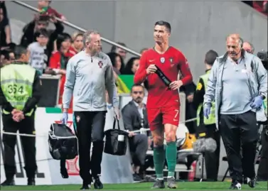  ??  ?? DECEPCIÓN. Cristiano Ronaldo deja el partido ante Serbia después de lesionarse en la primera parte.