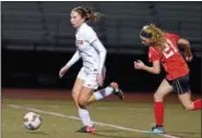  ?? BOB RAINES — DIGITAL FIRST MEDIA ?? Souderton’s Tori Dowd pushes up field trailed by Upper Dublin’s Laura Pendleton Thursday night.