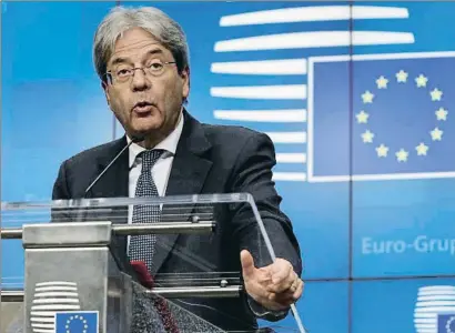  ?? OLIVIER HOSLET / EFE ?? El comisario europeo de Economía, Paolo Gentiloni, tras el Eurogrupo del pasado viernes