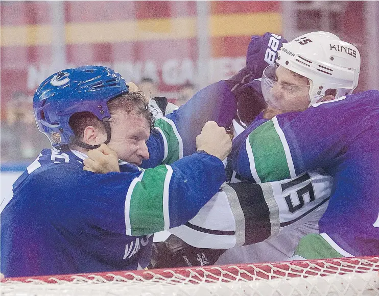  ?? — GETTY IMAGES FILES ?? Pit bull winger Derek Dorsett, seen here scrapping with Andy Andreoff of the Kings during pre-season action, still appears to have plenty of bite.