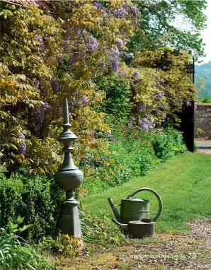  ??  ?? La décoration du jardin est aussi soignée que celle de la maison. Ici, l’épi de faîtage en zinc fait écho aux arrosoirs anciens. Sharon est une chineuse passionnée qui écume les videgrenie­rs normands.