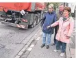  ?? FOTO: AREND ?? Renate und Achim Rosenbach und Karin Baumeister beklagen, dass Schlaglöch­er den Lärm verstärken.