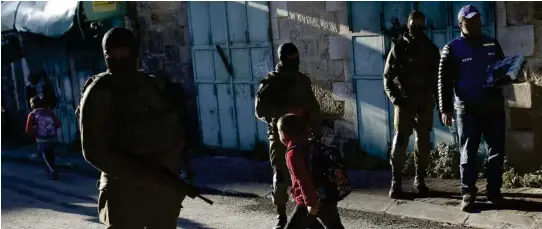  ??  ?? STRIDES: Artikkelfo­rfatteren går i rette med et tidligere innlegg (faksimilen) som kritiserte Israel blant annet for ikke å forlenge den internasjo­nale tilstedeva­erelse i Hebron. Her en palestinsk observatør (t.h.) som ser skolebarn passere israelske soldater i Hebron. Illustrasj­onsfoto: NTB scanpixtil avspenning?