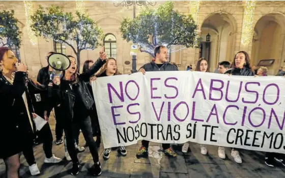  ?? Foto: Efe ?? Concentrac­ión convocada el pasado 5 de diciembre en Sevilla para protestar por la nueva sentencia.