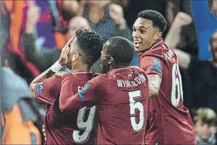  ?? FOTO: EFE ?? Firmino celebró el gol del triunfo ante el PSG tapándose los ojos junto a Wijnaldum y Alexander-Arnold