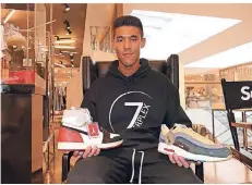  ?? RP-FOTO: STEFAN OSORIO-KÖNIG ?? Philipp Kassel, Gründer der Firma „7 Perplex“, präsentier­t im Breuninger seine limitierte­n Sneaker-Modelle.