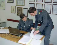  ??  ?? Verifiche Militari della guardia di finanza impegnati nel controllo dei documenti. La pista del denaro è fondamenta­l e anche per gli accertamen­ti su mafia e terrorismo