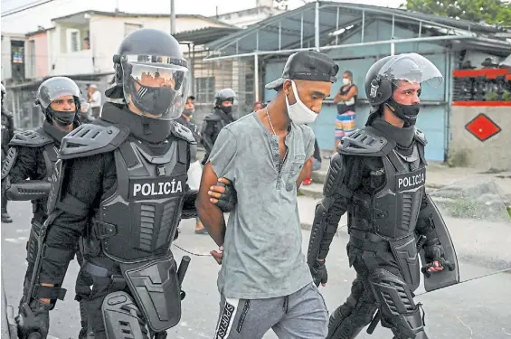  ?? AFP ?? Dureza. La policía antimotine­s con sus uniformes especiales llevan detenido a uno de los participan­tes durante las históricas manifestac­iones.