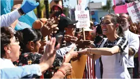  ?? ?? CLAUDIA Sehinbaum, candidata de Morena y aliados saluda a simpatizan­tes, ayer, en San Pedro Cholula, Puebla.