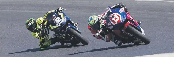  ??  ?? FAST YOUNGSTERS. Dino Iozzo (King Price Bikefin Honda) and Taric van der Merwe (Evolve Nutrition Yamaha R3) should chase podiums on Saturday.