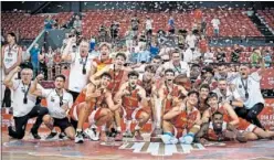  ?? ?? Los chicos de la Sub-18 celebran el título en el Europeo de la categoría.