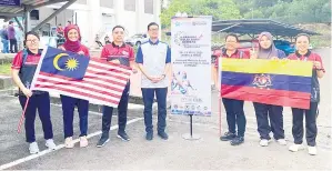  ?? ?? FUNWALK: Pegawai Jabatan Kesihatan bersama Dr Mohamad Rizal (empat kiri), Dr. Ricky Chia Chee Jiun (tiga kiri) dan Chai Zhi Leng (kanan).