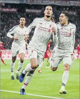  ?? FOTO: GYI ?? Van Dijk celebra su gol con Roberto Firmino Gran noche del Liverpool ante el Bayern