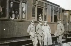  ?? Repro: Markus Fischer ?? Sie fuhren mit dem Zug in den Krieg (Foto) – und so kamen die Überlebend­en auch wieder zurück. In Mindelheim wurden sie gebührend begrüßt.
