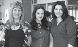  ?? DEANA NEWCOMB/SUMMIT ENTERTAINM­ENT ?? “Twilight” director Catherine Hardwicke, star Kristen Stewart and author Stephenie Meyer on the set of “Twilight.”