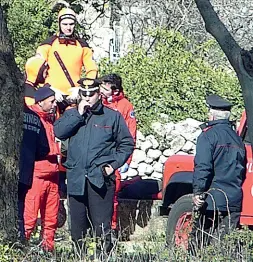  ??  ?? Il luogo del delitto I carabinier­i attorno al pozzo dov’è stato gettato il negoziante