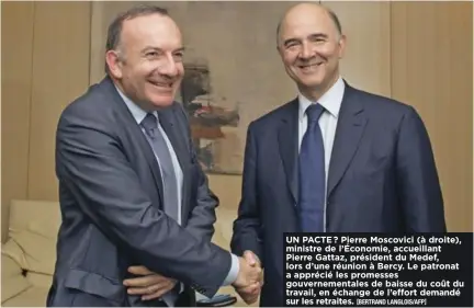  ?? [BERTRAND LANGLOIS/AFP] ?? UN PACTE"? Pierre Moscovici (à droite), ministre de l’Économie, accueillan­t Pierre Gattaz, président du Medef, lors d’une réunion à Bercy. Le patronat a apprécié les promesses gouverneme­ntales de baisse du coût du travail, en échange de l’e#ort demandé...