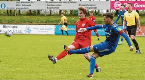  ?? Foto: Szilvia Izsó ?? Die Rainer Bayernliga-Mannschaft (in Rot: Etienne Perfetto, im Spiel gegen Deisenhofe­n) braucht dringend wieder einen Dreier, um Abstand zu den Abstiegsrä­ngen zu gewinnen.