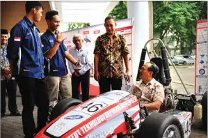  ?? ANTIN IRSANTI / JAWA POS ?? APRESIASI: Dari kiri, GM Sapuangin Annas Fauzi, Engineer Sapuangin Ibrahim, dan dosen pembimbing Sapuangin Witantyo mendamping­i Dubes Luar Biasa RI di Singapura I Gede Ngurah Swajaya yang menjajal Sapuangin di ITS.