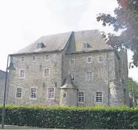  ?? FOTO: MINDERJAHN ?? Die Wasserburg in der Töpferstad­t Raeren zählt zu den Sehenswürd­igkeiten der Burgenrout­e – ebenso wie das Töpfereimu­seumin der Burg und das „Haus Raeren“.