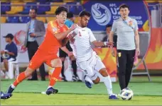  ?? XINHUA ?? Hu Jinghang of China and Mojtaba Najjarian of Iran battle for possession during Wednesday’s final Group C match at the 2020 AFC U-23 Championsh­ip in Songkhla, Thailand. China lost 1-0 to end the tournament winless, pointless and goalless.