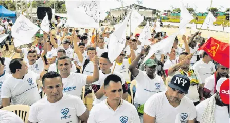  ?? AFP ?? Exguerrill­eros en Mesetas (Meta), vestidos con camisetas blancas y mensajes alusivos a la paz en un acto de apoyo al proceso de paz.