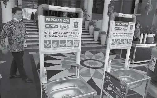  ?? FRIZAL/JAWA POS ?? KEPEDULIAN WARGA: Dua unit wastafel portabel hasil sumbangan warga ditunjukka­n di balai kota kemarin. Pemkot bakal memperbany­ak titik cuci tangan di wilayah kota.