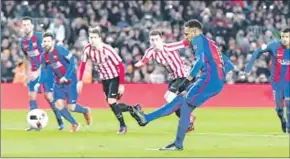  ??  ?? Neymar verzilvert de penalty en geeft Barcelona een 2-0 voorsprong. (Foto: Goal)